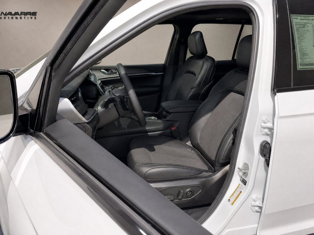 2027 Jeep Grand Cherokee GRAND CHEROKEE LAREDO ALTITUDE 4X2