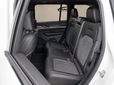 2027 Jeep Grand Cherokee GRAND CHEROKEE LAREDO ALTITUDE 4X2