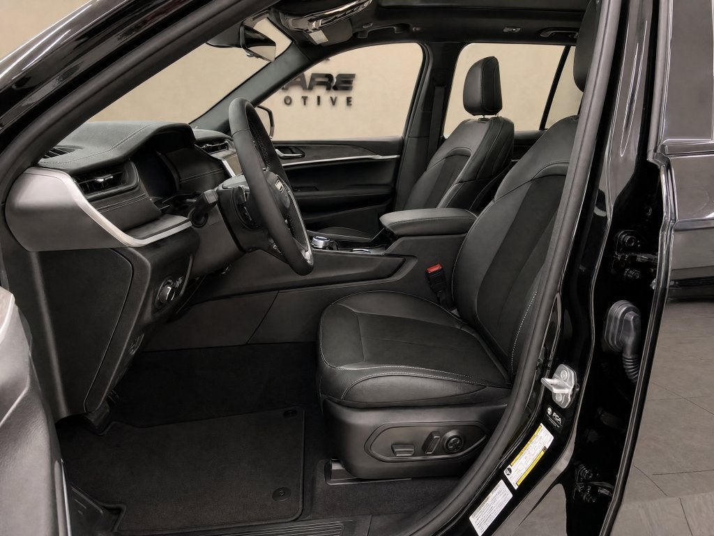 2027 Jeep Grand Cherokee GRAND CHEROKEE LAREDO ALTITUDE 4X2