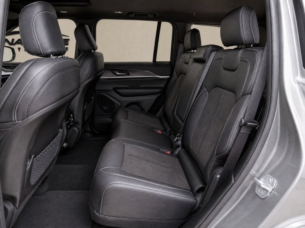 2027 Jeep Grand Cherokee GRAND CHEROKEE LAREDO ALTITUDE 4X2