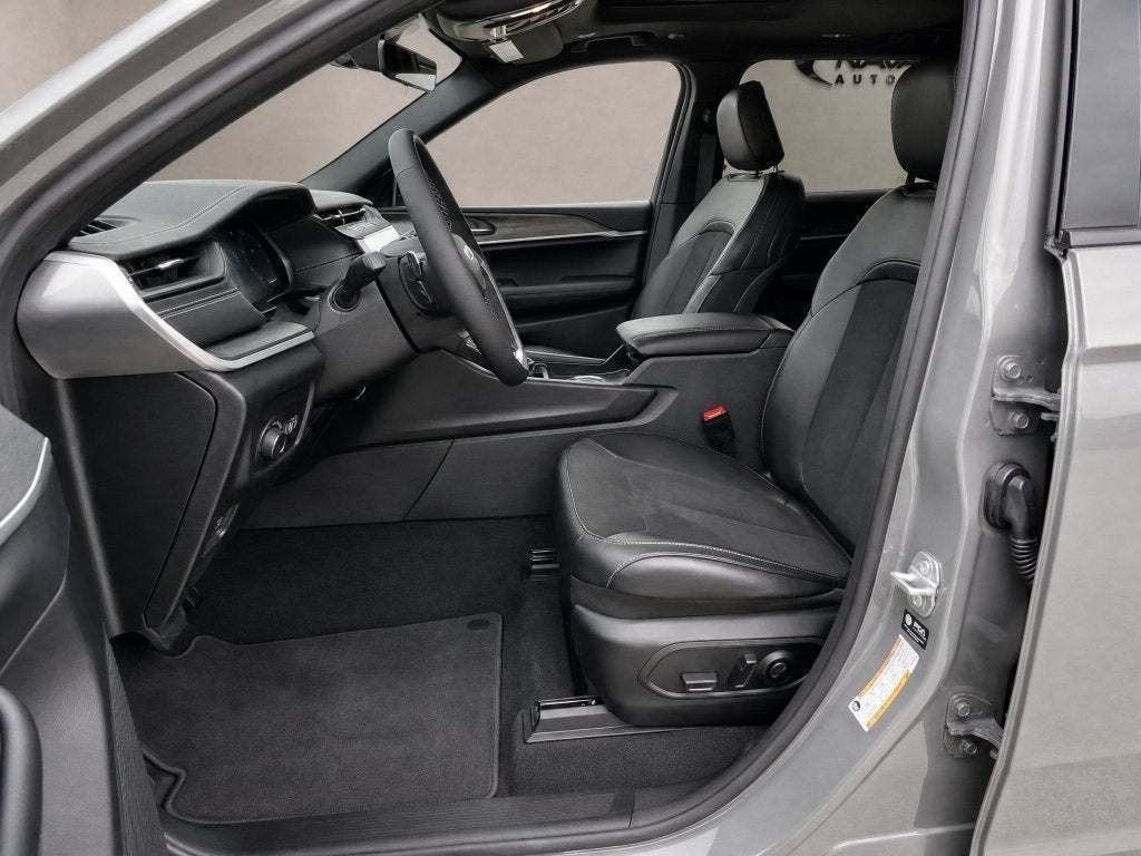 2027 Jeep Grand Cherokee GRAND CHEROKEE L LAREDO ALTITUDE 4X2