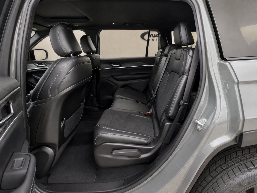 2027 Jeep Grand Cherokee GRAND CHEROKEE L LAREDO ALTITUDE 4X2