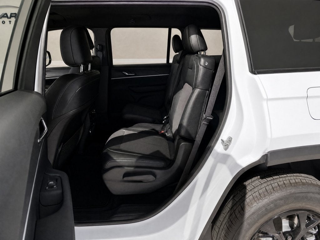2027 Jeep Grand Cherokee GRAND CHEROKEE L LAREDO ALTITUDE 4X2